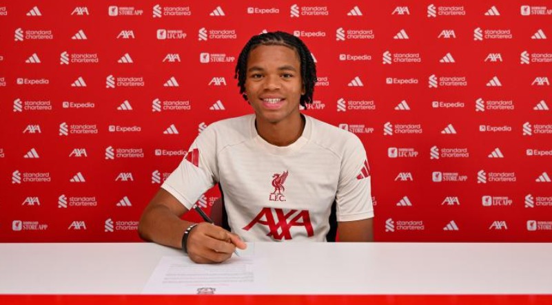 เอ็นกูโมฮาเซ็นสัญญาอาชีพฉลับเเรกกับหงส์เเดง